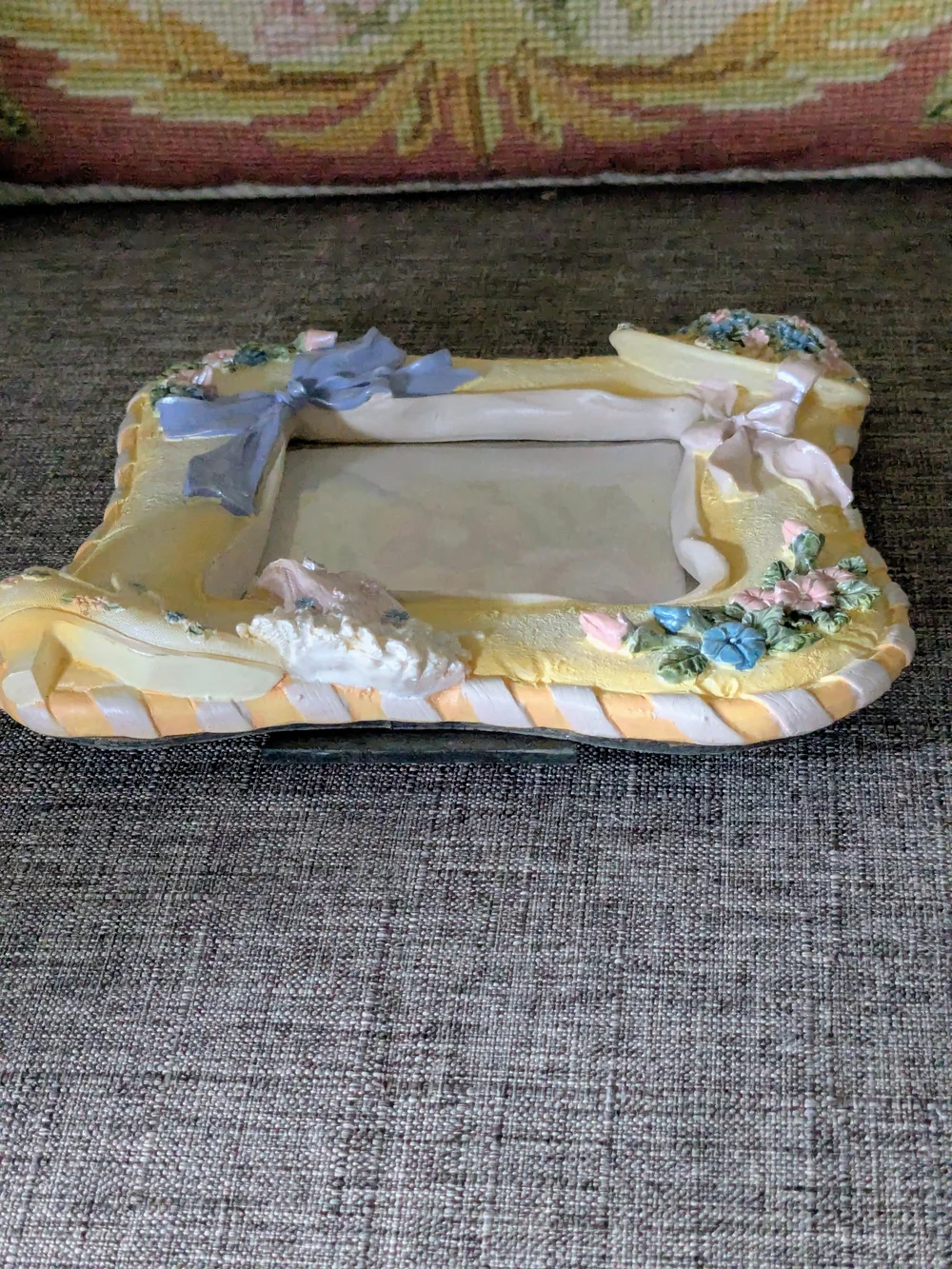 Decorative Vintage Floral Ribbon Picture Frame